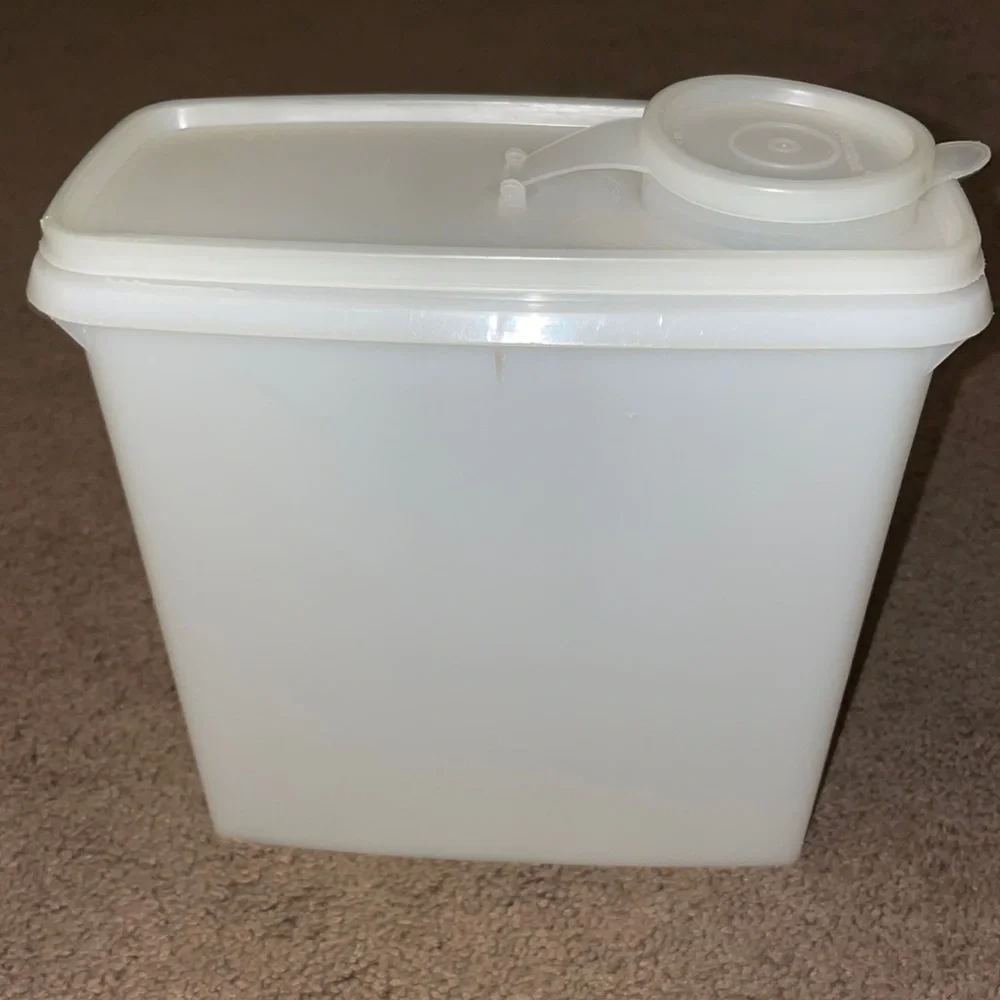 Vintage Tupperware Cereal Keeper Container 469-15 & 471-11 lid 8x9x3.5 Clear